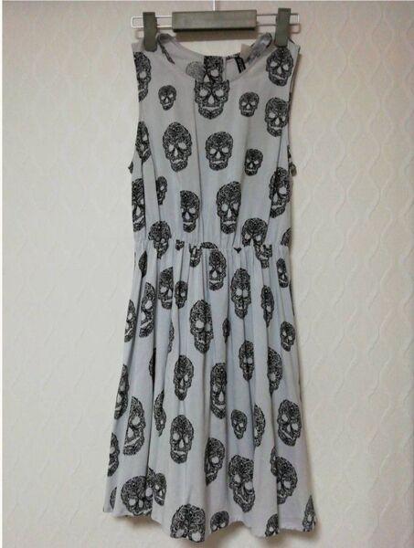 ■新品■H&M/エイチアンドエム■サイズ34■スカル 総柄 ノースリーブ ワンピース ワンピ さらりとした生地
