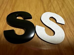 S アルファベット 文字 ３D 立体 粘着 エンブレム 金属製 大きい　艶消 黒