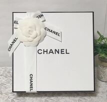 シャネル「 CHANEL 」小物用空箱 (1580) 正規品 付属品 ロゴ薄紙あり 磁石で開閉 ホワイト リボン・カメリア付き 20×19.5×6.5cm_画像1
