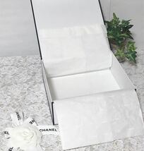 シャネル「 CHANEL 」小物用空箱 (1580) 正規品 付属品 ロゴ薄紙あり 磁石で開閉 ホワイト リボン・カメリア付き 20×19.5×6.5cm_画像6