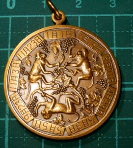 レア 美品 限定品 昭和31年 1956 大蔵省 造幣局製 干支 猿年 3匹のサル ブドウの木 縁起の良い 実り 繁栄 豊穣の象徴 葡萄の房 記章 メダル