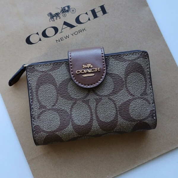 【新品】コーチ　COACH 新作　二つ折り財布　カーキ　サドル