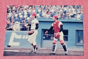 Lサイズのカラー生写真/金城投手、水沼捕手　1975年日本シリーズにて