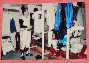 Lサイズのカラー生写真/ロッカールームの長嶋茂雄選手