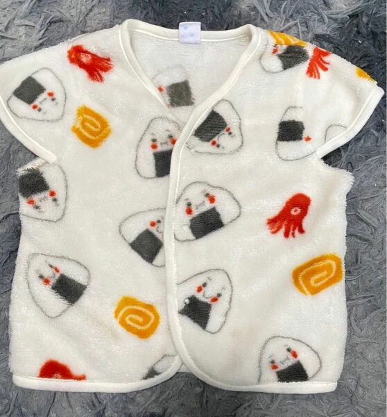 西松屋　フリースベスト 80㎝　乳幼児服　ベビー服　おむすび柄