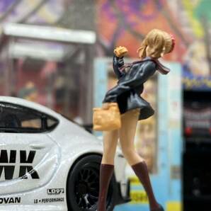 1:64 金髪美女 マック帰り フィギュア カバン付き トミカサイズ ジオラマ MINI GT LBWK 日本未発売マテル ミニカー カーズ MATTELの画像7