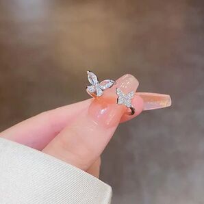 セール価格【新品】可愛い蝶のカフリング【シルバー】バタフライデザインきらきらフリーサイズ調整可能!おしゃれ