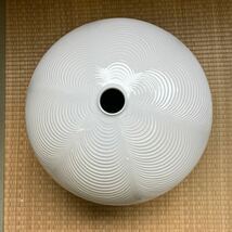 名品 陶芸日展作家 藤井朱明 大壺 白磁彫 骨董 高さ30センチ 壺_画像2