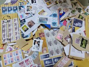 １）大量500ｇ以上　使用済切手　外国切手・日本切手・記念切手・色々　紙付き　コレクター未整理品