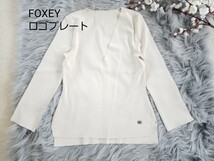 美品FOXEY NEW YORKロゴプレート付きVネックニット 38サイズ_画像1