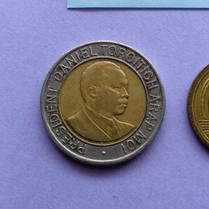 外国コイン ケニア (Rー８５５) ２０シリング硬貨 １９９８年 バイメタル硬貨 の画像8