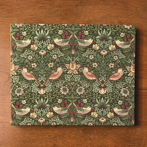 【送料無料】ハンドメイド　ファブリックパネル　ストロベリー・シーフ　グリーン　moda　BEST OF MORRIS　William Morris