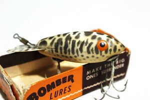 ■s3548 BOMBER BAIT ボーマー ボーマーベイト ウッド オールド ボックス入り 希少 400シリーズ コーチドッグ■