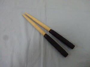 (.-J-412 ) futoshi hand drum. . person chopsticks black length 35cm diameter 2cm used 