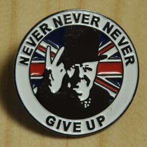 B品 英国 インポート Pins ピンズ ピンバッジ ラペルピン NEVER NEVER NEVER GIVE UP Winston Churchill チャーチル イギリス UK 571Bの画像1
