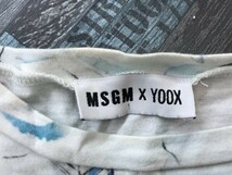 MSGM × YOOX レディース 綿 総柄 プリント 半袖Tシャツ S うすい水色×黄色×オレンジ_画像2