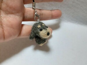 羊毛フェルト ハンドメイド 仔犬 ミニチュアダックス　ブラックタンちゃん ストラップ 