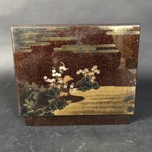 ER0125-88-3 蒔絵 木製 2段 小引き出し 小物入れ 小箪笥 梅 松 金彩蒔絵 漆器 漆塗り 伝統工芸 H18.5cm W23cm D21.5cm 80サイズ_画像2