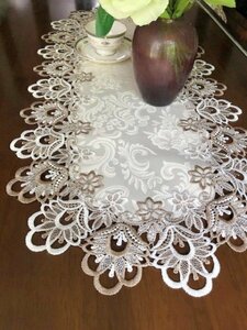 ジャガード織りの模様　テーブルセンター40X85ｃｍ　テーブルコーディネート　周りは総レース刺繍