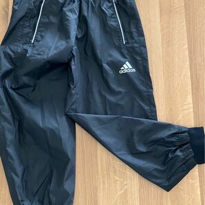 adidas アディダ130 キッズ　パンツ 黒 ナイロンパンツ シャカシャカ ブラック