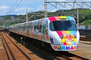 デジ画像２コマ　ＪＲ四国８０００系しおかぜ・アンパンマン列車