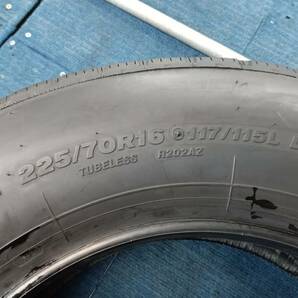 ★未使用品★残り溝約9.8-9.9mm★22.23年製★ ブリヂストンR202 225/70R16 117/115L LT 2本セット E261の画像7