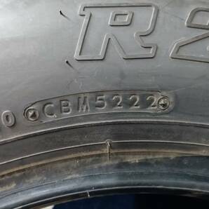 ★未使用品★残り溝約9.8-9.9mm★22.23年製★ ブリヂストンR202 225/70R16 117/115L LT 2本セット E261の画像10