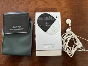 SANYO 三洋 カセットプレーヤー カセットウォークマン JJ-R4 ケース、イヤホン付き 美品！ ジャンク品 ウォークマン WALKMAN