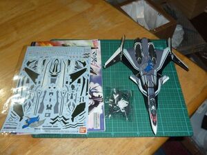 組立済み品☆1/72　VF-31F ジークフリード（メッサー・イーレフェルト機）　バンダイ　マクロスΔ デルタ