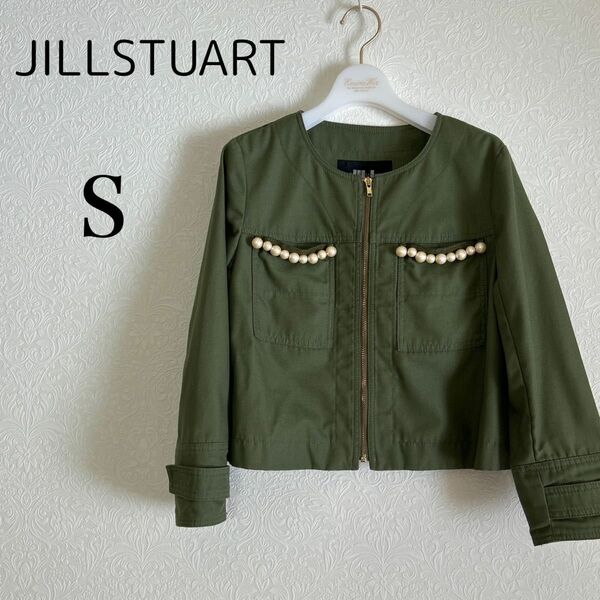 Jill by JILL STUART ノーカラージャケット　パール　カーキ　ショート丈