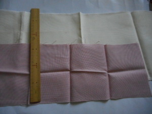 ☆1636　ニードルワーク刺繍布　　はぎれ　28カウントくらい　クリームとピンク