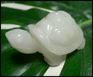 ◆天然石の置物 在庫処分◆ホワイトオニキス カメさん 亀の彫刻 裸石