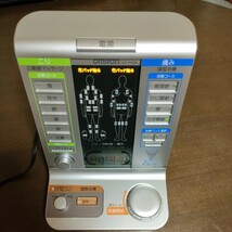 OMRON オムロン 電気治療機 HV-F5200 マッサージ器 家庭用 健康器具 通電動作確認済み 中古品 現状品_画像1