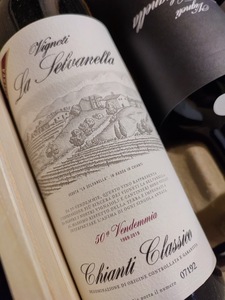 イタリアワイン初　単一畑をリリースした　ラ・セルヴァネッラ　キャンティクラシコRIS2019 50周年ラベル６本出品中