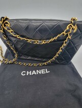 シャネル　ダブルフラップ　マトラッセ　チェーン　ショルダーバッグ　CHANEL　ラムスキン　ブラック　23_画像2