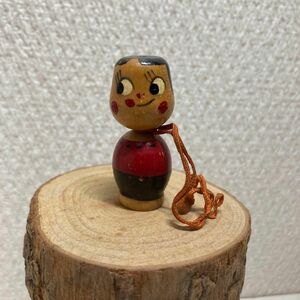 昭和レトロ　当時物　ペコちゃん　こけし　赤×黒　木製　ハイカップ　おまけ　4.3cm