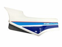 8 スズキ GF250 純正 左 サイド カバー GJ71C 47211 34A00 白 青 SUZUKI◆ノーマル パーツ 部品 当時物 カウル レストア 外装 希少 絶版_画像1