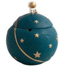 訳あり 灰皿 惑星の上に座る宇宙飛行士 球形 星模様 蓋付き 陶器製 (グリーン)_画像1