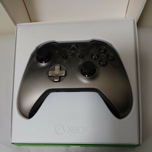 Xbox ワイヤレスコントローラー ファントムブラック 中身が透けて見える半透明デザイン