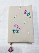 127★手刺繍ブックカバー★文庫本サイズ★ハンドメイド★女の子★花★手刺繍 ★サイズ調整可能★プレゼント用_画像5