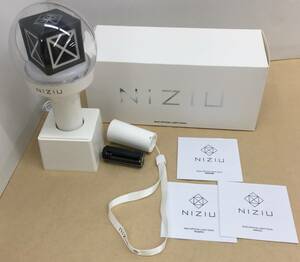 △【T303】中古品 『 NiziU OFFICIAL LIGHT STICK オフィシャルライトスティック / ペンライト』△