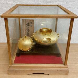 ☆【24KGP 金箔 茶の湯釜 総重量 1.2㎏】インテリア /コレクション /金属工芸品 /金メッキ /★ガラスケース付き /A62-129の画像1