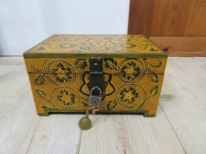 [USED/ Vintage ] 30 year and more ...ne pearl . buying .. tree box / Treasure Box key attaching for searching = Asian furniture / stylish / lovely / case / toolbox /E0211