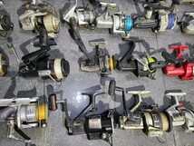 【ジャンク品】管1Y180 リール スピニングリール　DAIWA 　SHIMANO　他メーカー色々　まとめて36個　動作未確認_画像6