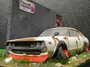 昭和レトロ 1/32 NISSAN スカイライン 2000GT-R ケンメリ 情景ジオラマ完成品 ケース付