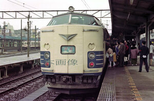 [ railroad photograph ] 583 series . bird number Fukui station (2680)