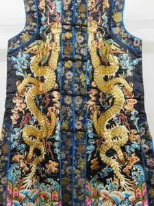 〔楽布〕P28158　見事な刺繍の　中国衣装　古布古裂　ｋ