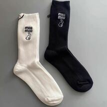 MIU MIU 刺繍うさぎソックス2足セット　ミュウ ミュウ 靴下ホワイトとブラック_画像1