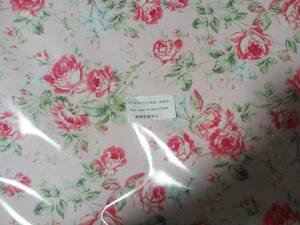 ヤフオクだけで出品　オックスラミネート生地　高級なツヤあり　大きめのオーソドックスな薔薇柄　ピンク色　巾約１０７cm×長さ約５０cm　