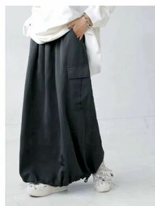 ■新品タグ付き・アンティカantiqua・裾を絞りシルエットを楽しむ。ドロスト紐付きカーゴスカート